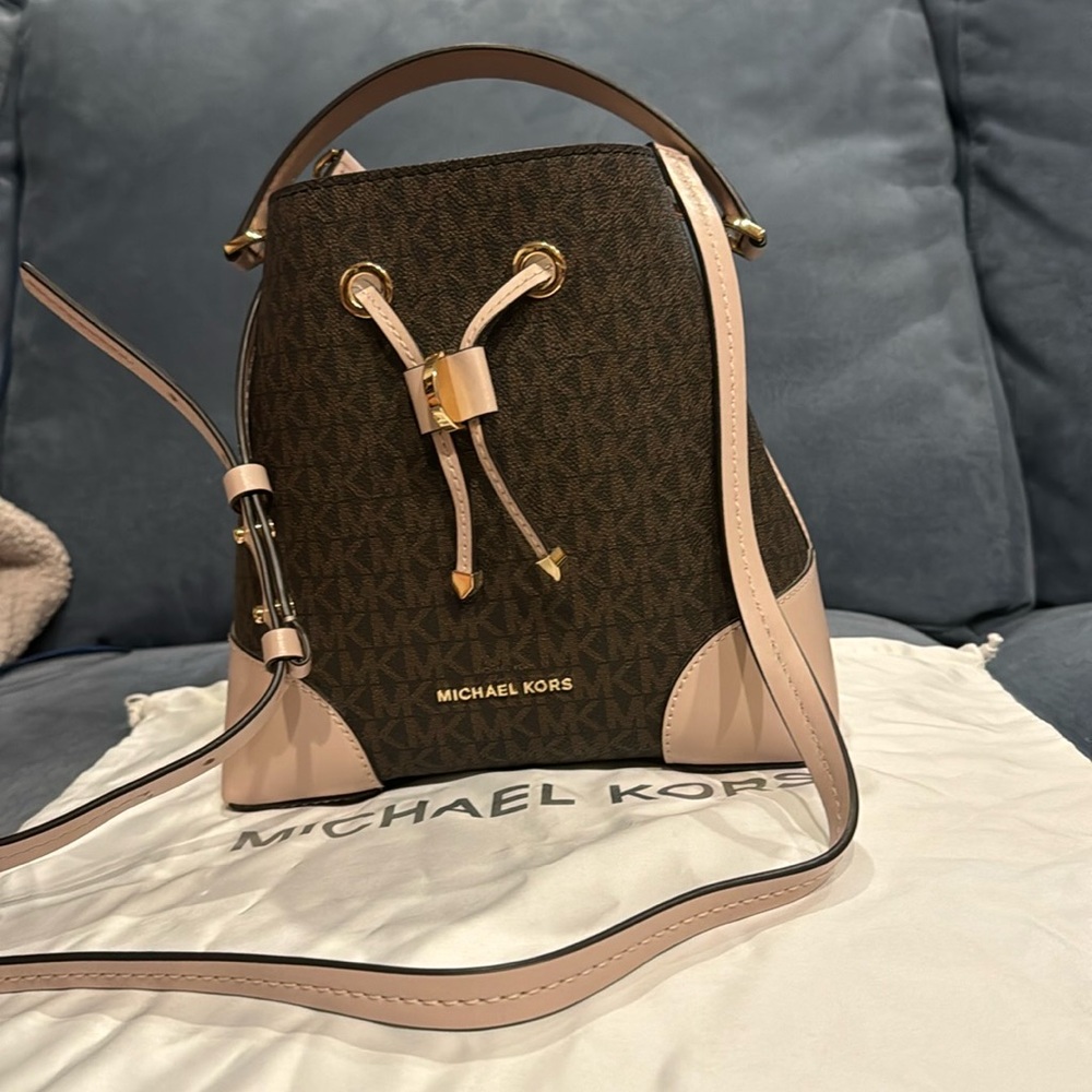 Michael Kors Bucket Bag - Picture 3 of 8